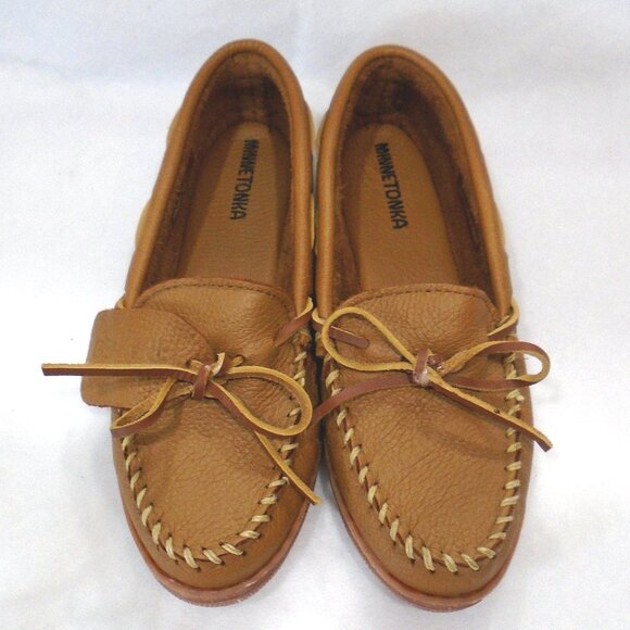 new MINNETONKA Moosehide Classic Mocassins Natural - never worn/no box - Picture 1 of 6